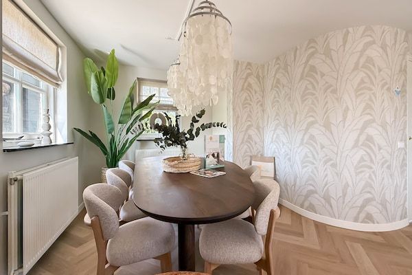 Eetkamer - Villa met een ruime, zonnige tuin in Egmond aan den Hoef (5)