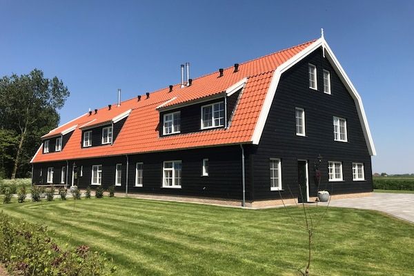 Buitenkant - Grand Villa met Sauna & Jacuzzi in Den Burg (1)