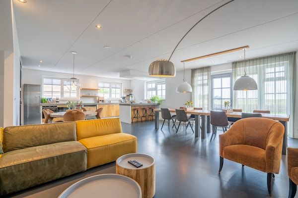Woonkamer - Grand Villa met Sauna & Jacuzzi in Den Burg (2)