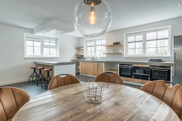 Eetkamer - Grand Villa met Sauna & Jacuzzi in Den Burg (3)