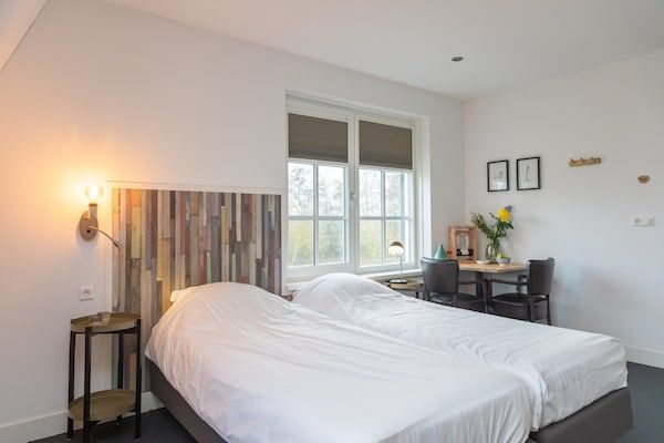 Slaapkamer - Grand Villa met Sauna & Jacuzzi in Den Burg (4)