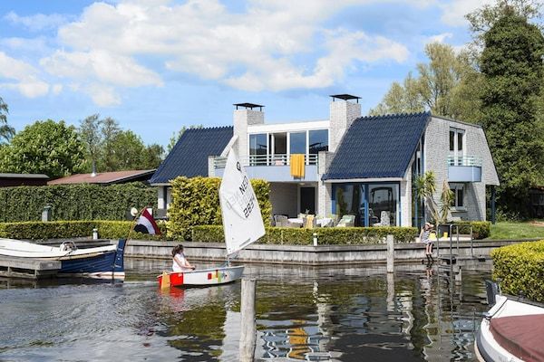 Buitenkant - Familiehuis mettoegang tot de Loosdrechtse Plassen in Loosdrecht (1)