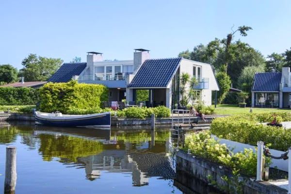 Buitenkant - Panoramavilla in Loosdrechtse Plassengebied in Loosdrecht (1)