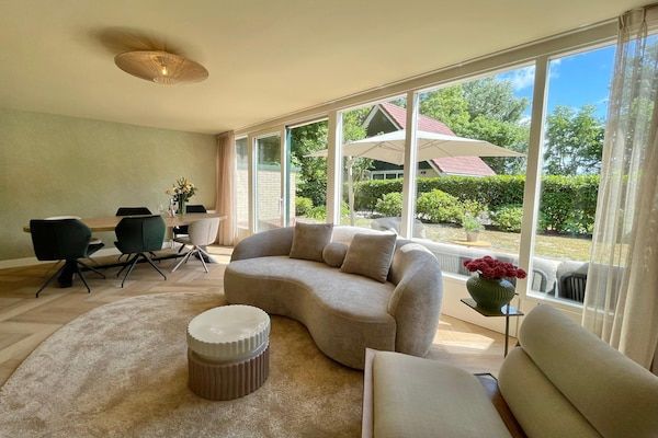 Woonkamer - Gezellig vakantiehuis voor 6 met open haard. in Sint Maarten (3)