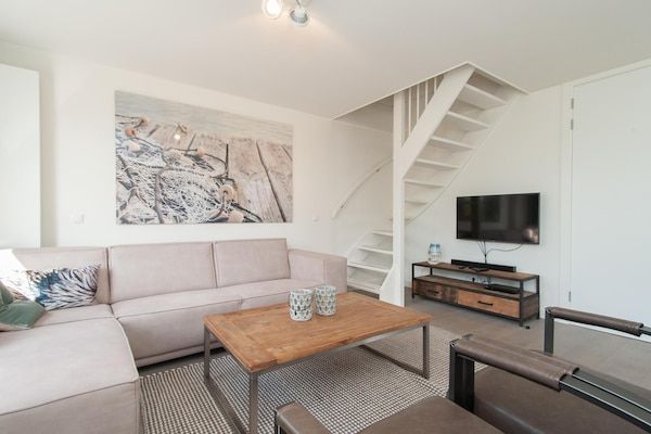 Woonkamer - Wellnessretraite in de duinen van Egmond in Egmond aan den Hoef (2)