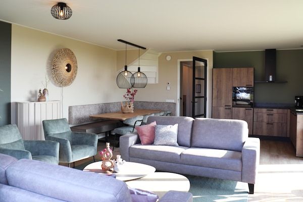 Woonkamer - Compleet nieuwe vakantiewoning in Friesland in leons (2)