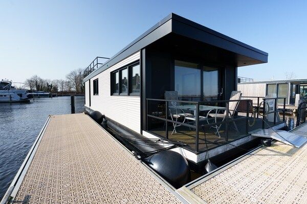 Buitenkant - Stijlvol botenhuis aan het Sneekermeer in Offingawier (1)