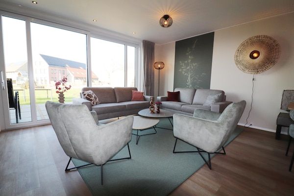 Woonkamer - Compleet nieuwe vakantiewoning in Friesland in leons (2)