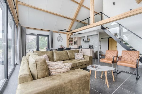 Woonkamer - Luxe landhuis met vijver in Baarle-nassau (2)