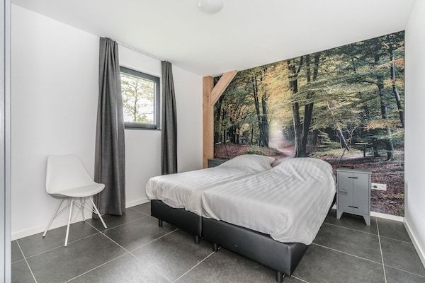 Slaapkamer - Luxe landhuis met vijver in Baarle-nassau (4)