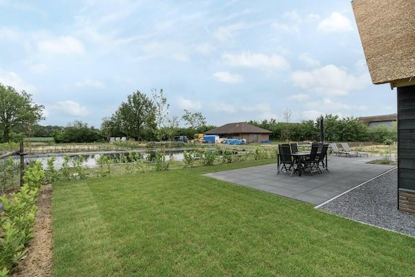 Terras - Luxe landhuis met vijver in Baarle-nassau (5)