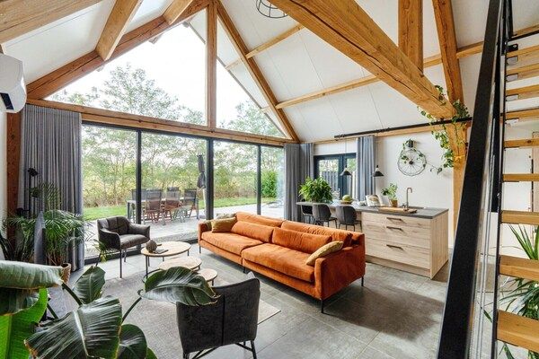 Woonkamer - Luxe met rieten dak voor maximaal 6 personen in Baarle-nassau (2)