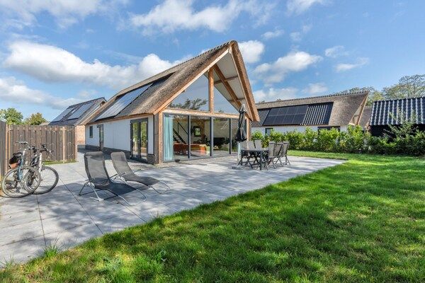 Buitenkant - Luxe met rieten dak voor maximaal 6 personen in Baarle-nassau (1)