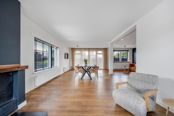 Woonkamer - Ruim vakantiehuis in het centrum van Langweer in Langweer (3)
