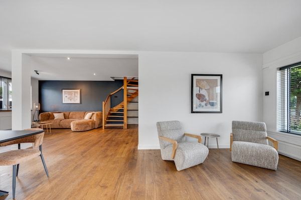 Woonkamer - Ruim vakantiehuis in het centrum van Langweer in Langweer (5)