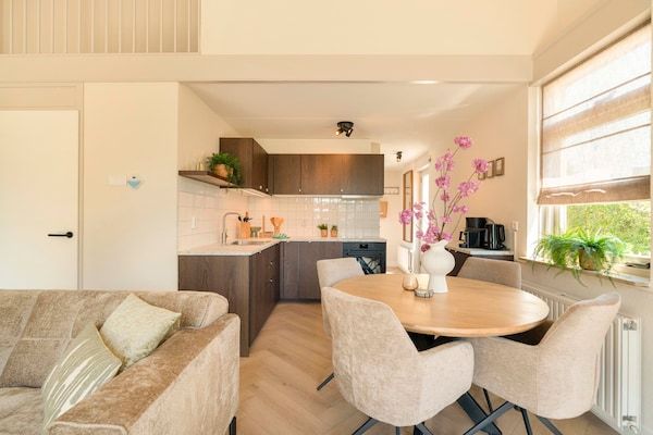 Eetkamer - Prachtige vrijstaande vakantiewoning, Julianadorp in Julianadorp (5)