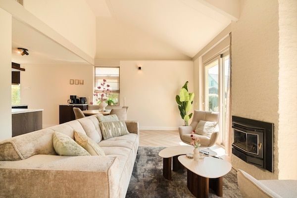 Woonkamer - Prachtige vrijstaande vakantiewoning, Julianadorp in Julianadorp (2)
