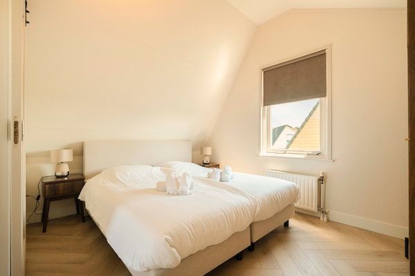 Slaapkamer - Prachtige vrijstaande vakantiewoning, Julianadorp in Julianadorp (4)