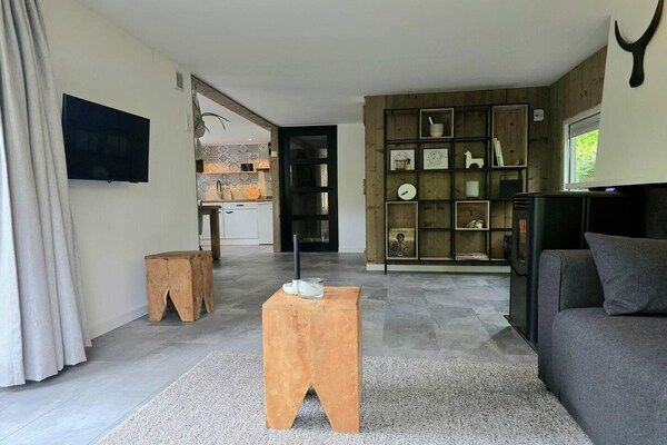 Woonkamer - Scandinavische boshut in Twente in Markelo (5)