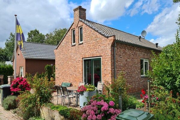 Buitenkant - Tweepersoons vakantiehuis voor 8 in Baarland in Baarland (1)