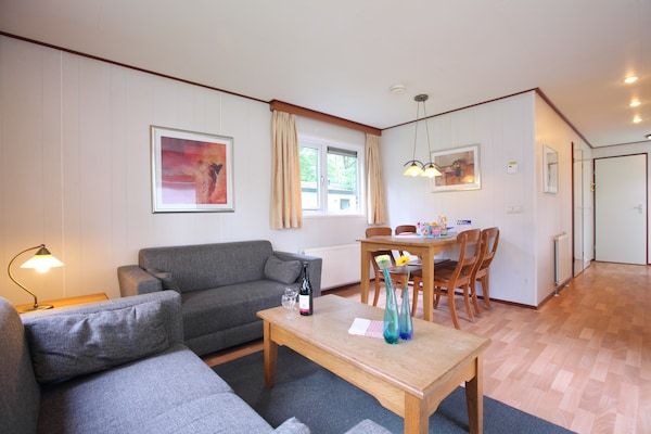 Woonkamer - Privéchalet in het bos in Wissel/Epe (1)