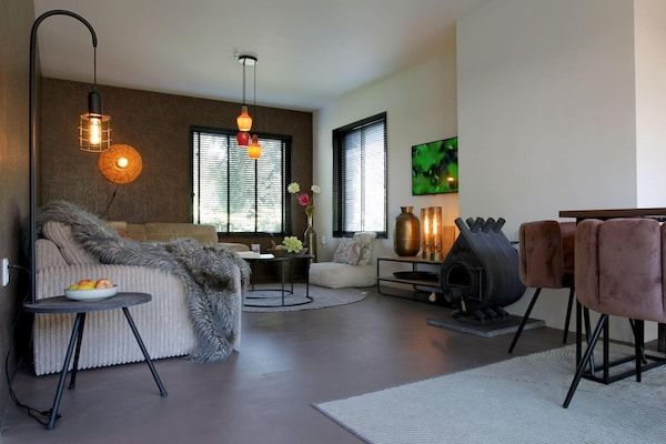 Woonkamer - Schoolvilla met open haard in Schoorl (2)
