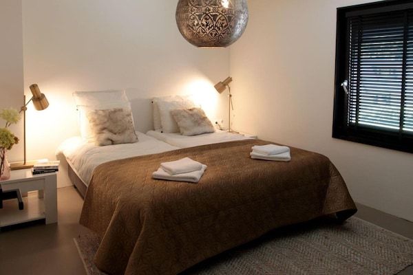 Slaapkamer - Schoolvilla met open haard in Schoorl (4)