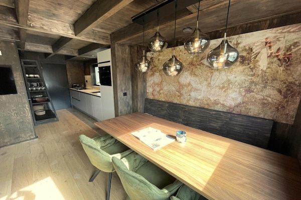 Eetkamer - Schoolvilla met open haard in Schoorl (3)