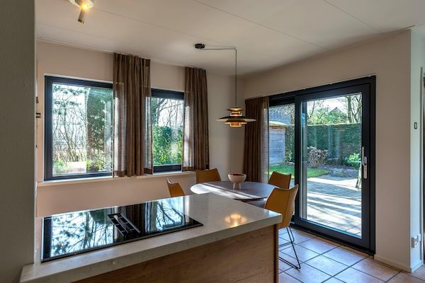 Eetkamer - 4 persoons bungelow nabij Nationaalpark Duinen van Texel in De Koog (3)