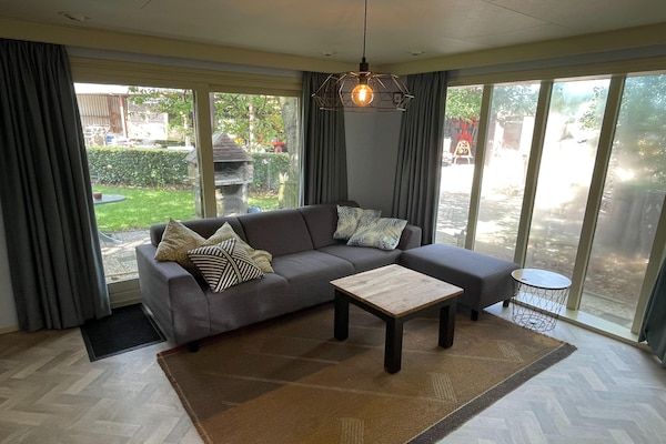 Woonkamer - Uden Chalet met panoramisch terras in Uden (4)