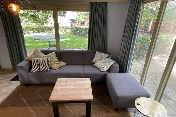 Woonkamer - Uden Chalet met panoramisch terras in Uden (3)