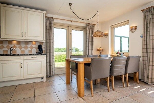 Eetkamer - Huisdiervrije villa op Texel met sauna in De Koog (3)