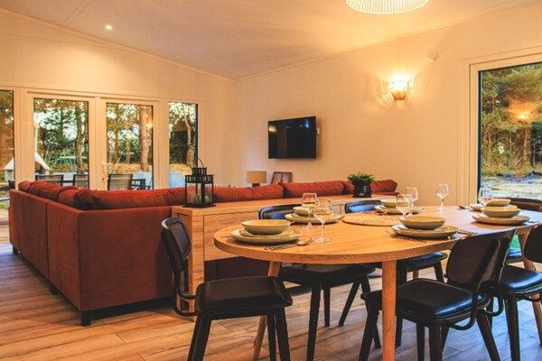 Eetkamer - Luxe, milieuvriendelijke groepsaccommodatie voor 8 personen in Slagharen (4)
