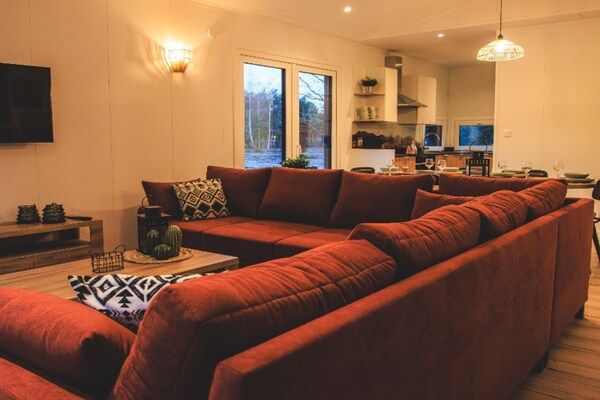 Woonkamer - Luxe, milieuvriendelijke groepsaccommodatie voor 8 personen in Slagharen (2)