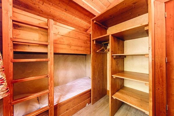 Slaapkamer - Esthetisch houten huisje in Slagharen in Slagharen (3)