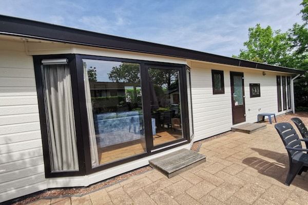 Untagged - Comfortabele zitplaatsen voor 3 personen in Egmond Aan Den Hoef (1)