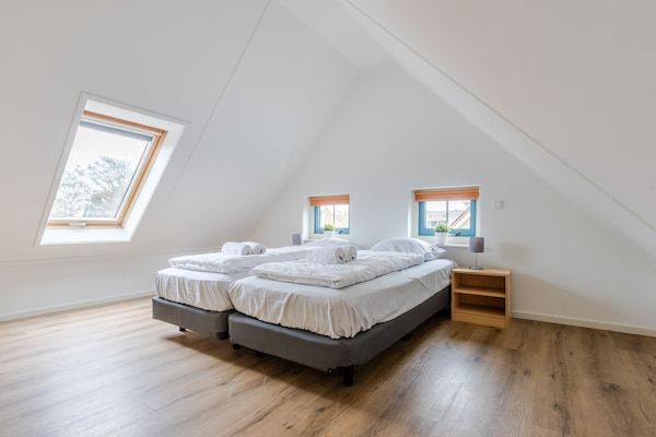 Slaapkamer - Ruime Texelse gezinswoningen in De Koog (5)