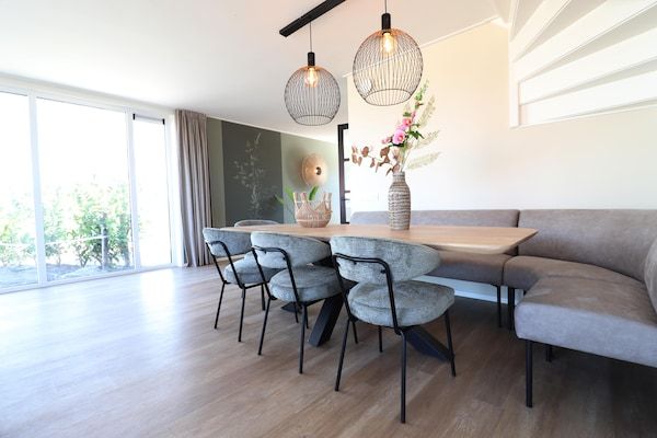 Woonkamer - Nieuw gebouwde groepsvilla in Friesland in Leons (4)