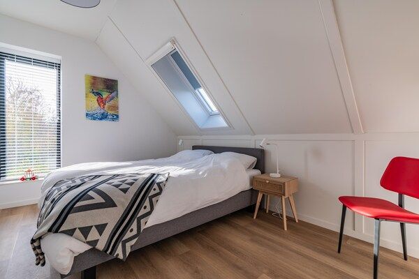 Slaapkamer - Fantastische villa gelegen aan een meer in Sint Nicolaasga (5)