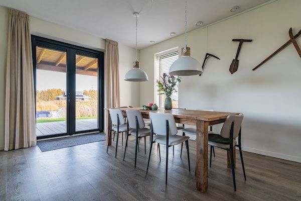 Eetkamer - Fantastische villa gelegen aan een meer in Sint Nicolaasga (2)