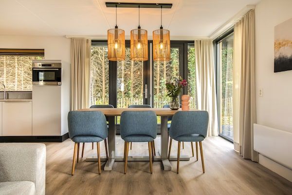 Eetkamer - Appartement bij Cape Helius aan het water in Hellevoetsluis (5)
