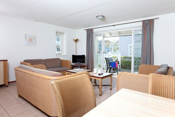 Woonkamer - Villa vlakbij de zee in Rockanje in Hellevoetsluis (3)