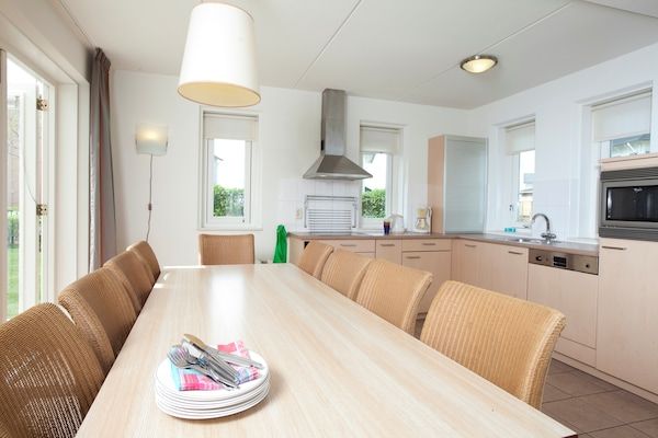 Eetkamer - Villa vlakbij de zee in Rockanje in Hellevoetsluis (5)