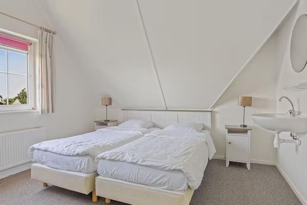 Slaapkamer - Luxe strandvilla in Makkum met sauna in Makkum (5)