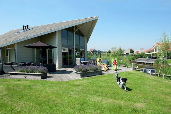 Buitenkant - Villa aan het water in Nederland in Kortgene (1)
