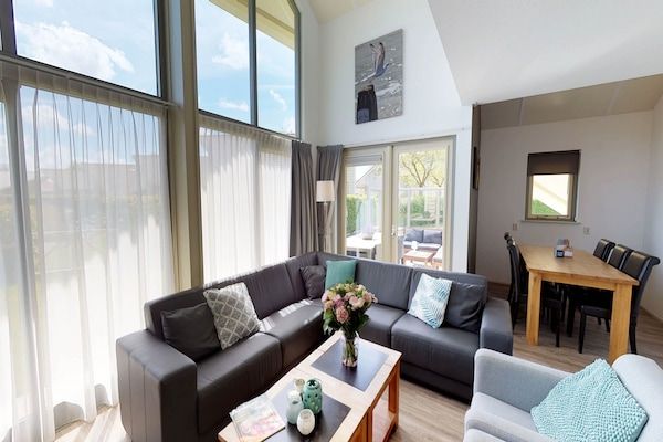 Woonkamer - Villa aan het water in Nederland in Kortgene (2)