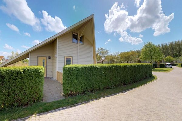 Buitenkant - Villa aan het water in Nederland in Kortgene (5)