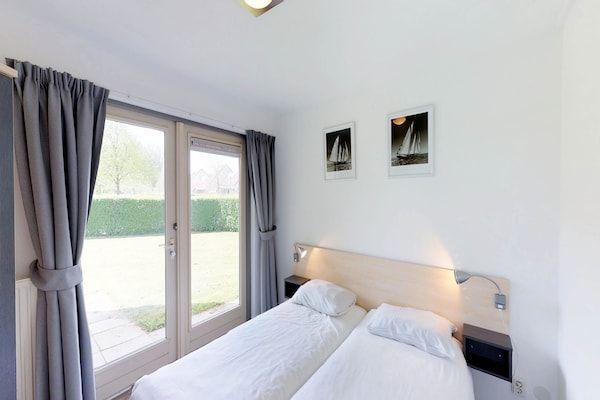 Slaapkamer - Villa aan het water in Nederland in Kortgene (3)