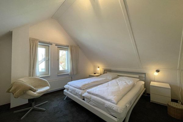 Slaapkamer - Rustig gelegen landhuis, nabij Langweer in Sint Nicolaasga (1)