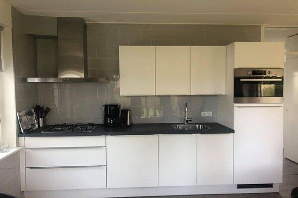 Keuken - Rustig gelegen landhuis, nabij Langweer in Sint Nicolaasga (4)
